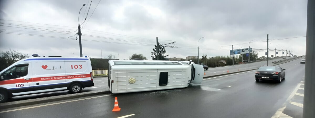 В Бресте опрокинулась маршрутка с 7 пассажирами. Несовершеннолетнюю девочку забрали в больницу — Видео