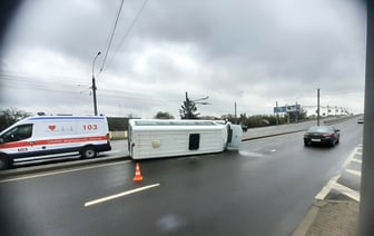В Бресте опрокинулась маршрутка с 7 пассажирами. Несовершеннолетнюю девочку забрали в больницу — Видео