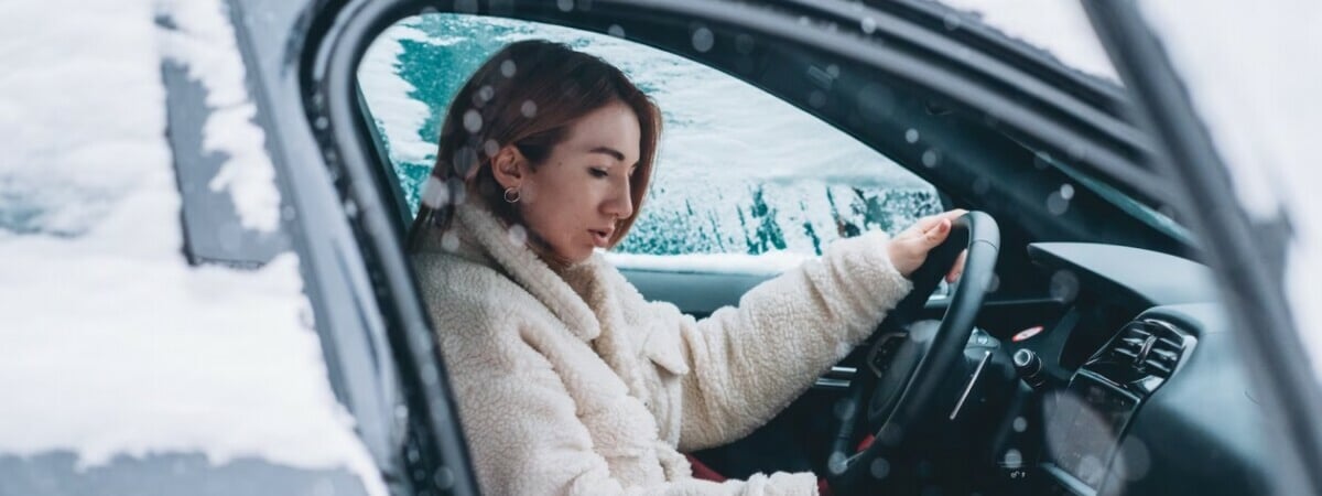 Зачем водителям поворачивать ключ наполовину перед тем, как завести машину? Вот как поможет в морозы — Полезно