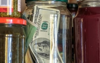 Мужчина переплатил по кредиту, а банк молчал. За это клиент получил компенсацию