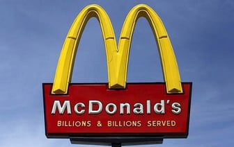 McDonald's в Австралии корректирует часы завтрака из-за вспышки птичьего гриппа.