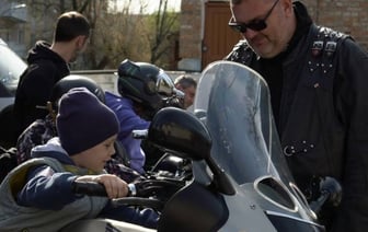 В Бресте байкеры заехали в социальный приют на МОПРа