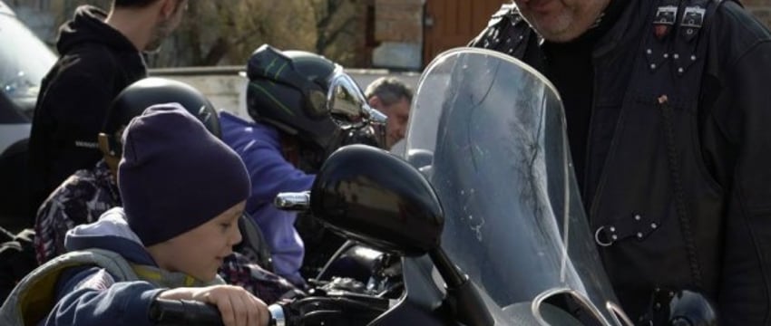 В Бресте байкеры заехали в социальный приют на МОПРа