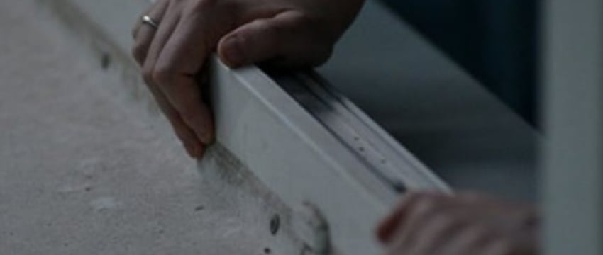 Пьяная белоруска выбросила из окна пятого этажа две банки и повредила припаркованное авто — подробности случая