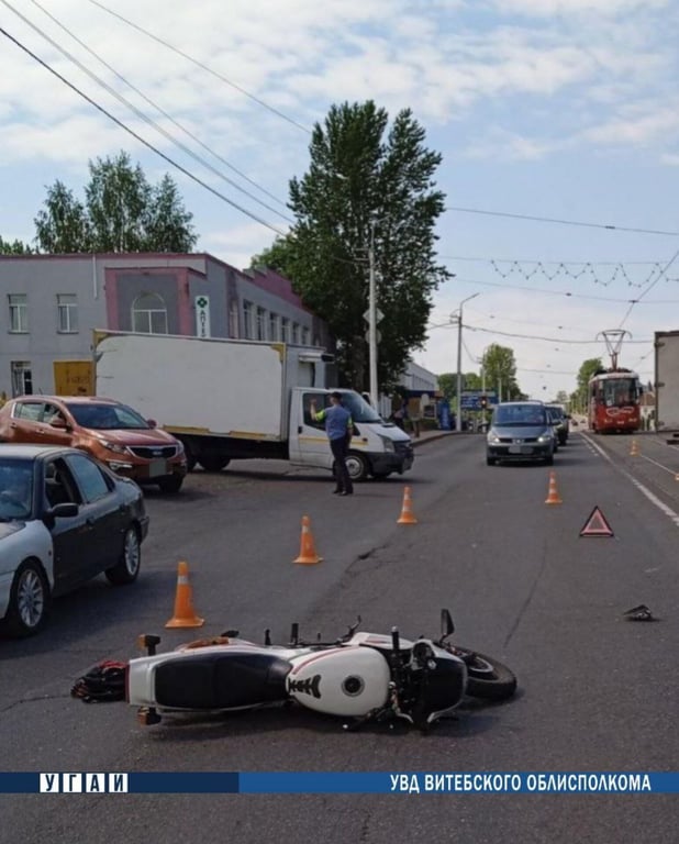 Девушка на «Kawasaki» налетела на трос между двумя авто. Фото ГАИ