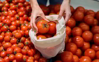 Как сделать магазинные помидоры вкуснее? Поможет один фрукт или вода (но не только) — Полезно