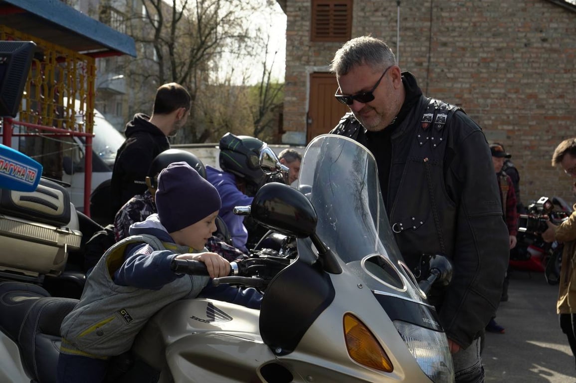 В Бресте байкеры заехали в социальный приют на МОПРа