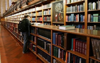Библиотека Гарварда обещала удалить с книги переплет из человеческой кожи