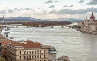 Оппозиция в Тбилиси шествует к зданию парламента на митинг