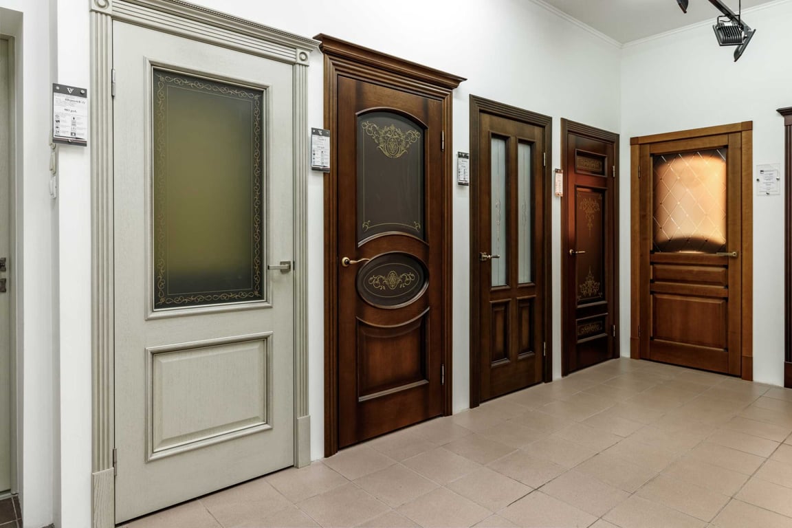 Фото межкомнатных дверей из массива со вставками стекла от производителя ПОКОШ