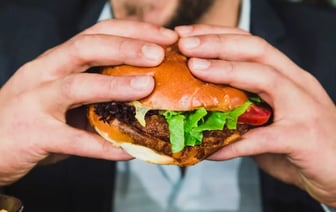 Белорусам предложили покупать бургеры в рассрочку. Это как?