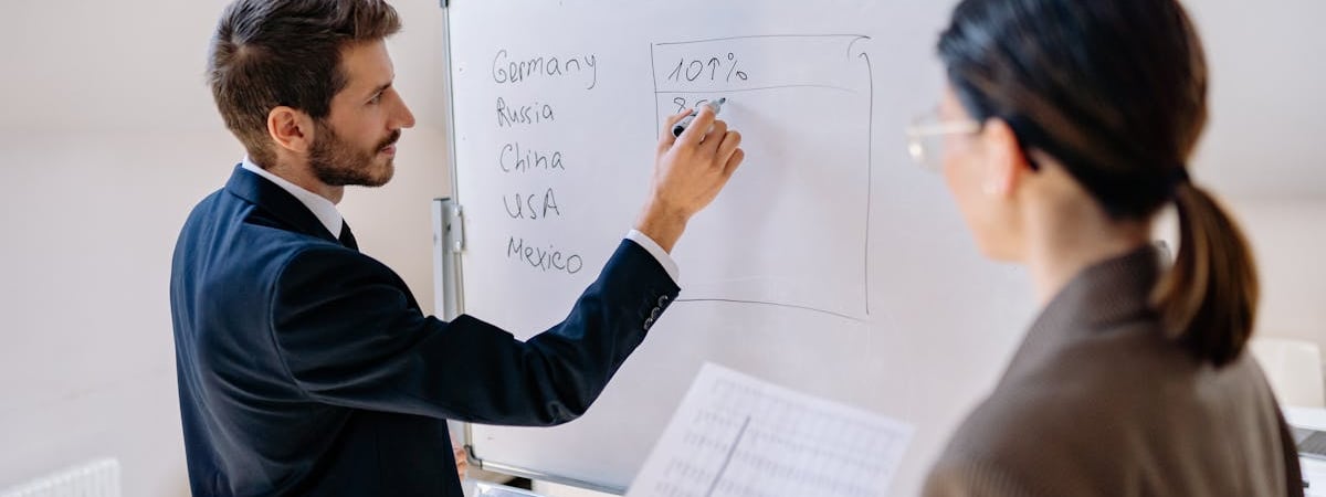 Россия и Китай стремятся завербовать уволенных администрацией Трампа служащих