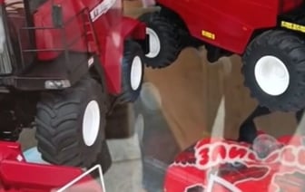 «Я за эти деньги мотоблок купил». Cколько стоят уменьшенные копии белорусских комбайнов и тракторов?