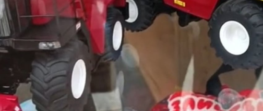 «Я за эти деньги мотоблок купил». Cколько стоят уменьшенные копии белорусских комбайнов и тракторов?