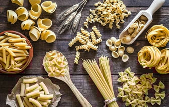 Какие макароны идеально подходят для супов и салатов, а какие — к мясу? Разобрались, как выбрать самые полезные — Полезно