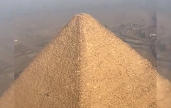 Анубис во плоти? В Египте собака забралась на вершину одной из пирамид Гизы — Видео