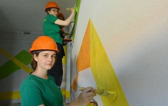 В Гомеле студотряд расписывает стены в новостройке