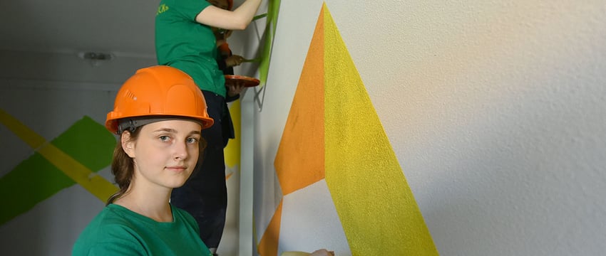 В Гомеле студотряд расписывает стены в новостройке