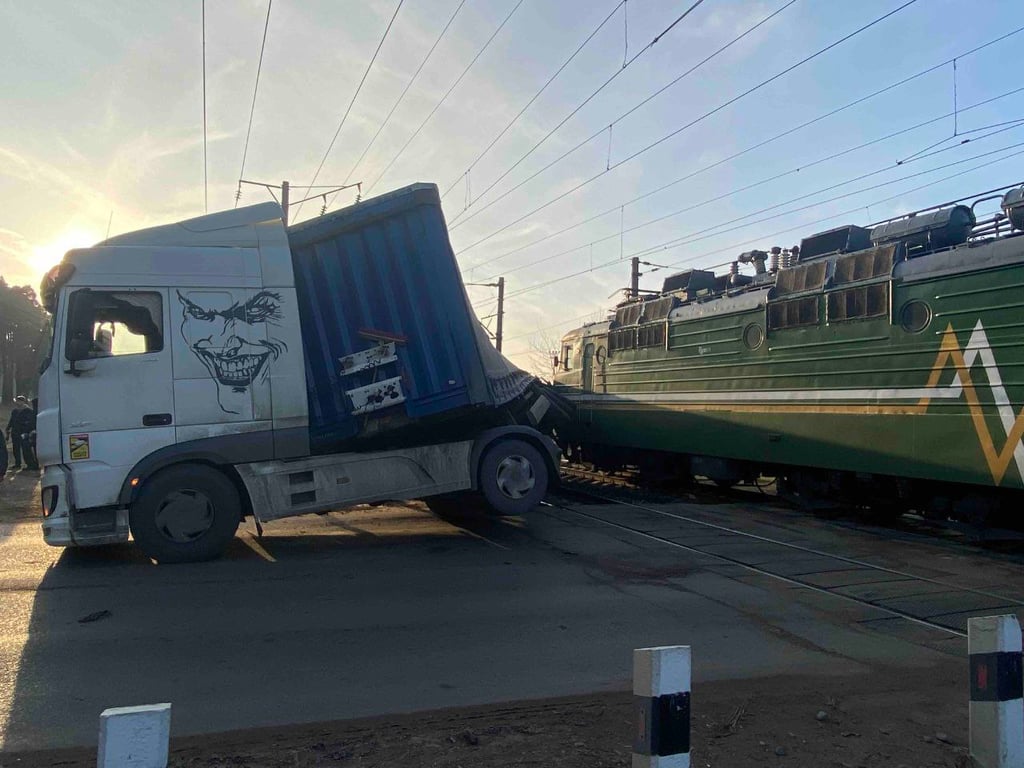 В Беларуси поезд столкнулся с фурой