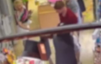 Белорус пришел на работу к жене мириться после ссоры, но ничего хорошего не вышло