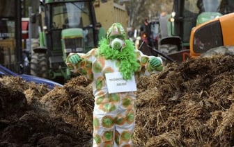 Польские фермеры угрожают чиновникам построить баррикады из навоза