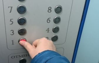 Как быстро должны освободить из застрявшего лифта?
