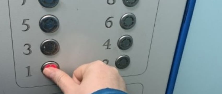 Как быстро должны освободить из застрявшего лифта?