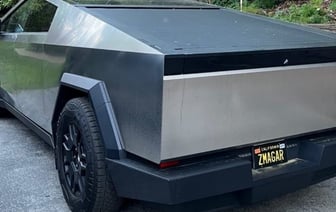 Сооснователь PandaDoc Микита Микадо показал автомобиль Tesla Cybertruck из Калифорнии с номером, который поймет каждый беларус