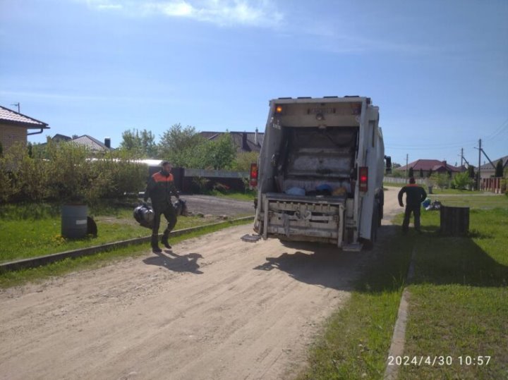 Почему не забрали пакет с мусором? Пенсионерка о неприятной ситуации в частном секторе в Бресте