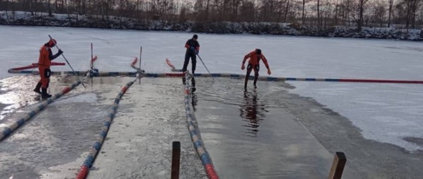 В Бресте готовят дорожки для зимнего заплыва. Фотофакт