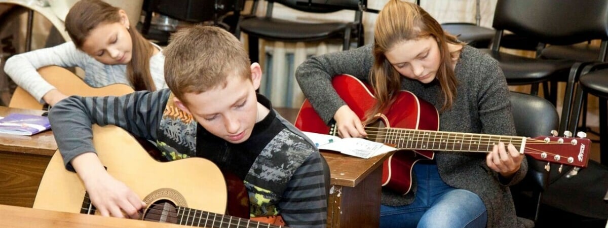 Минобразования предложило учить белорусских школьников песням Beatles и Santana