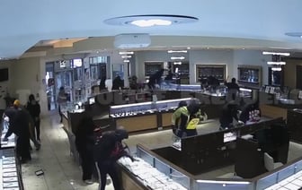 Видео: Индийский Ювелирный Магазин В США Опустошен За Считанные Минуты В Результате Нападения Грабителей
