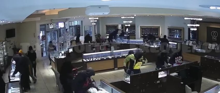 Видео: Индийский Ювелирный Магазин В США Опустошен За Считанные Минуты В Результате Нападения Грабителей