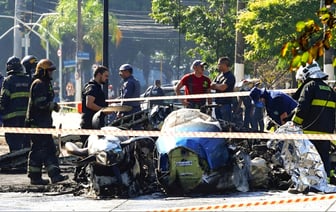 На видео попало, как в Бразилии на оживлённую автостраду рухнул самолёт — Видео