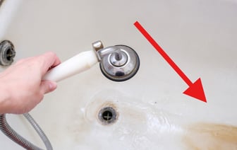 Как удалить желтые пятна с ванны без едких химикатов? Поможет эта самодельная паста из двух ингредиентов — Полезно