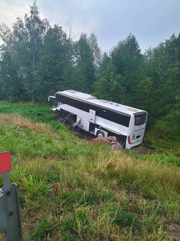 Автобус Вильнюс – Могилев оказался в кювете