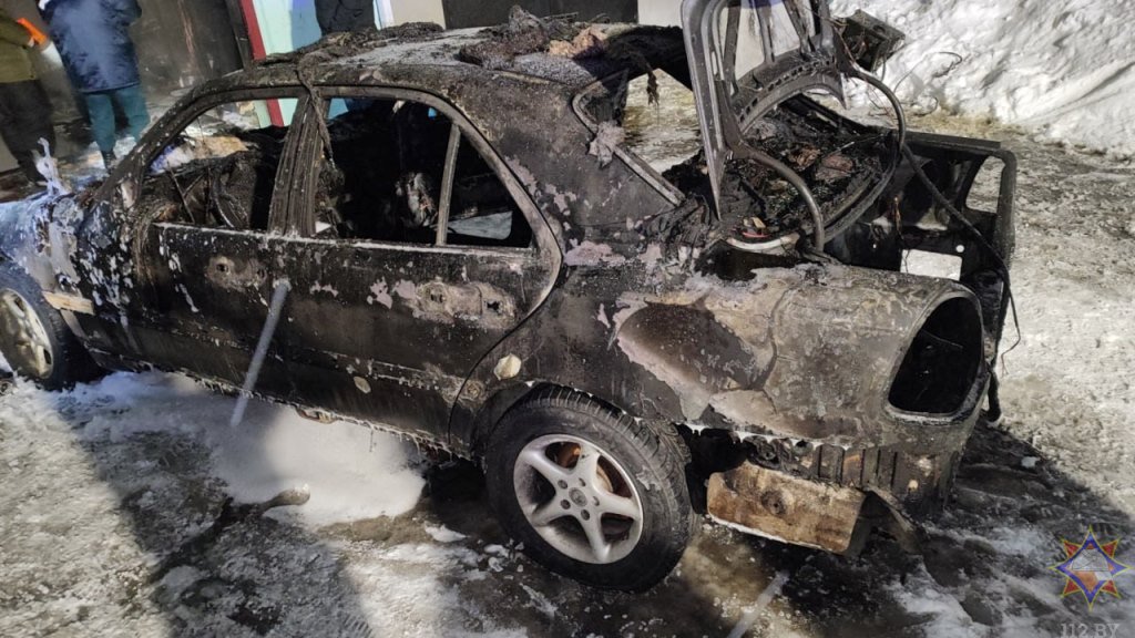 Легковой автомобиль сгорел в гараже в Барановичах