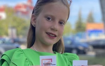 Помните девочку, которая на ТВ-шоу удивила Максима Галкина? Юная Стефания Адаменя пробует себя в роли ведущей.