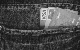 Некоторые банки ввели лимиты на снятие налички за границей. Что происходит?