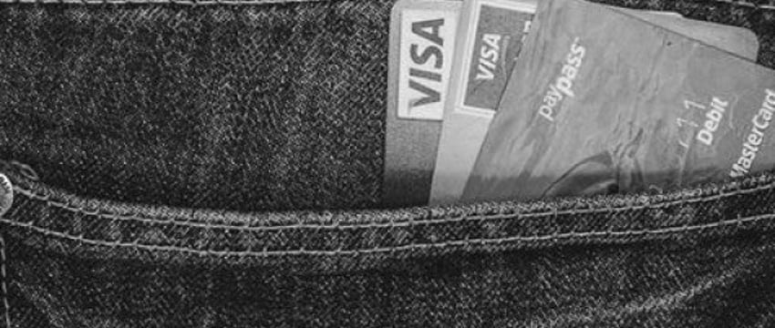 Некоторые банки ввели лимиты на снятие налички за границей. Что происходит?