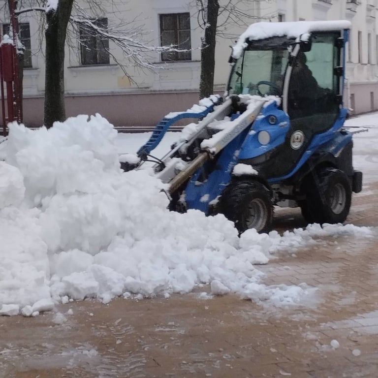 В Бресте идет уборка снега