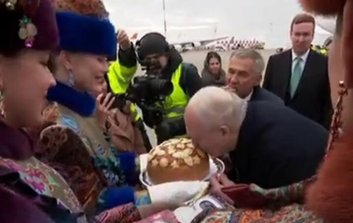 Александр Лукашенко целует каравай. 23 октября 2024 года, Казань, Россия. Скриншот видео
