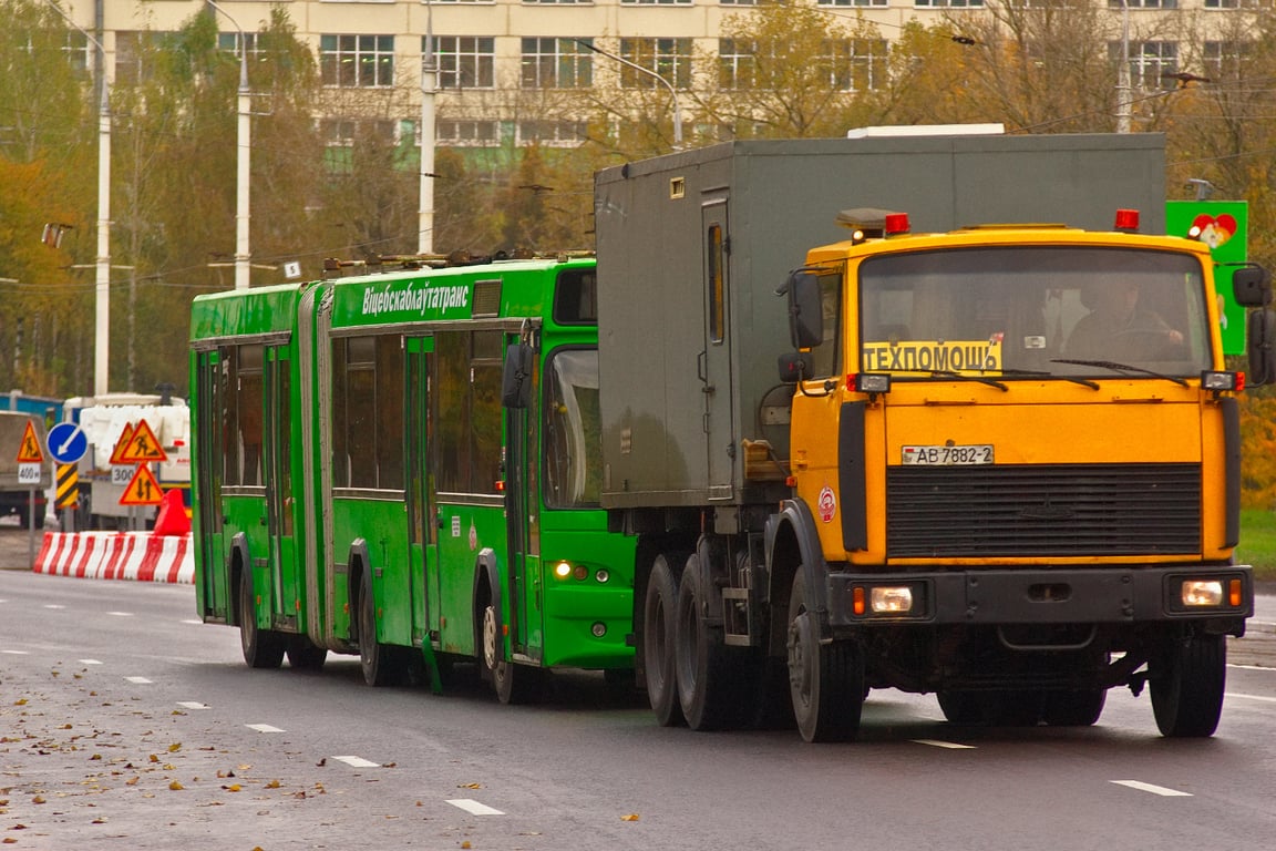 Техничка буксирует сломавшийся сочлененный автобус в Витебске. Фото Сергея Серебро