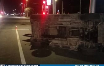 В Бресте Mercedes оказался на боку - подробности ДТП