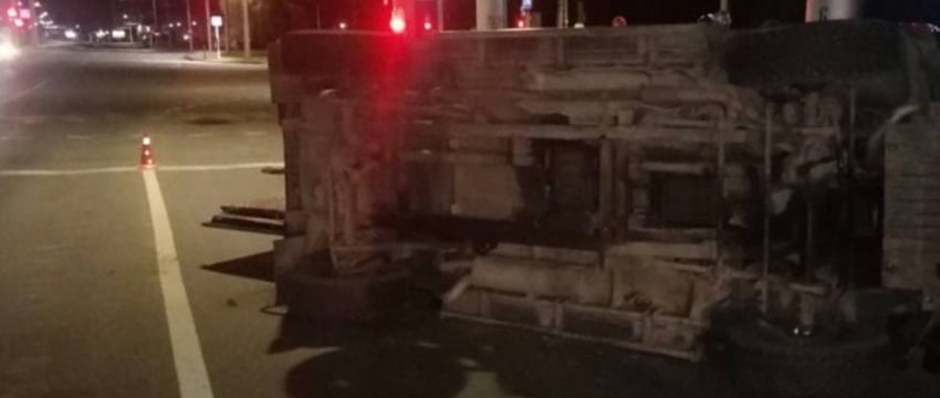 В Бресте Mercedes оказался на боку - подробности ДТП