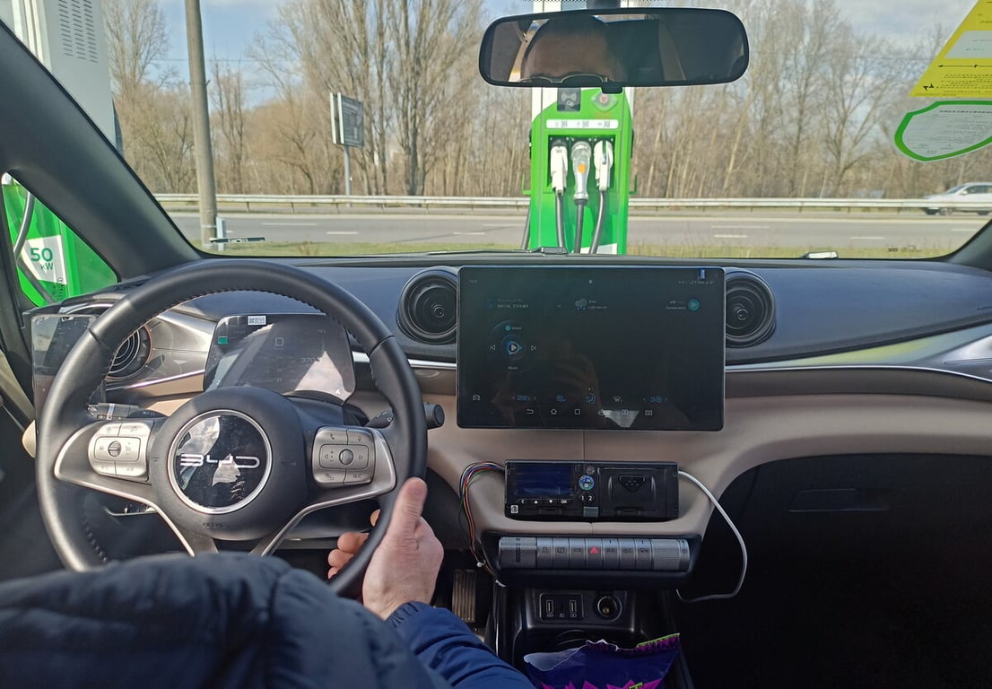 «Чистыми 40—50 рублей в день имею». Таксисты из Бреста о работе на BYD Dolphin