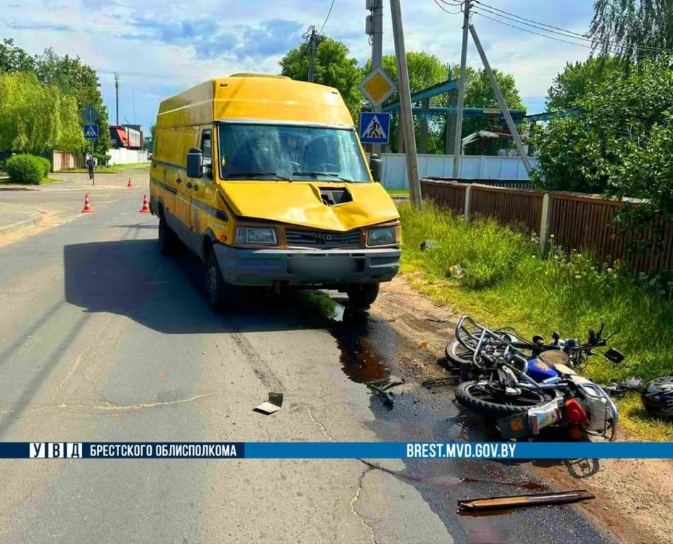В Барановичах 71-летний водитель мопеда врезался в грузовик
