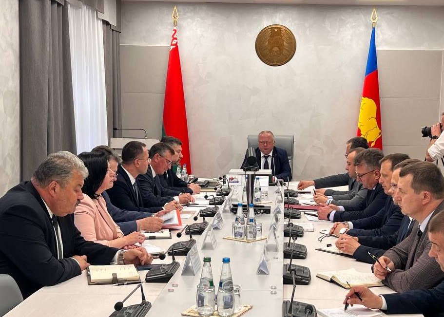 Ремонт дорог и работа организаций. О чем спрашивали главу КГК во время прямой линии в Бресте?