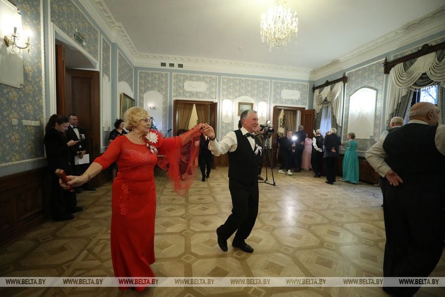 бал