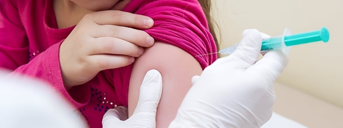 Могут ли в Беларуси поставить семью на учёт за отказ от прививок? Юристы объяснили